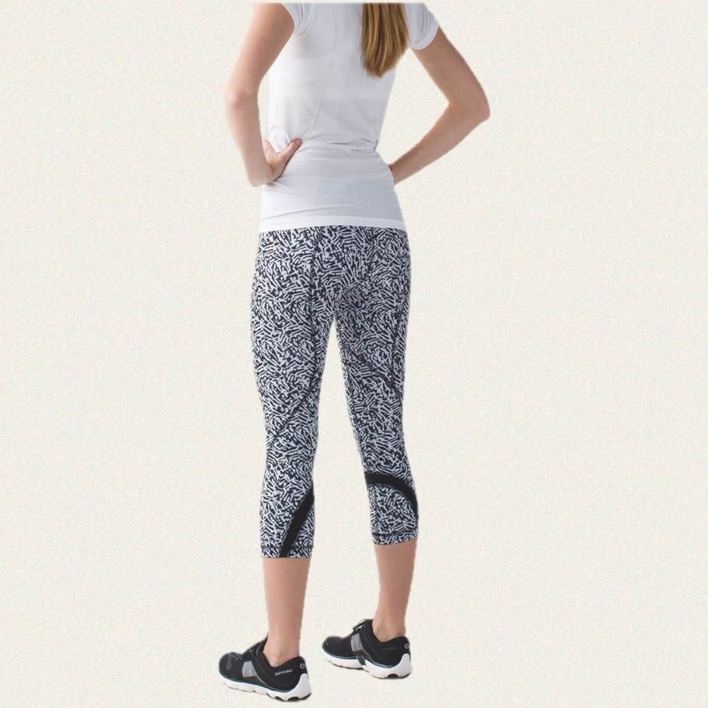 Lululemon Run: Inspire Crop II *All Full-On Luxtreme - Picture 3 of 10